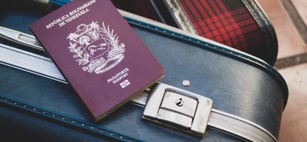 Pasaporte y maleta de viaje, documentación necesaria para viajar con una mascota exótica